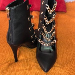 Liliana ankle boot with chains!